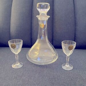 Gorgeous brand new crystal decanter with 2 sherry glasses (BB)